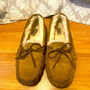 Ugg moccasins slippers size 7 or 8 Dakota